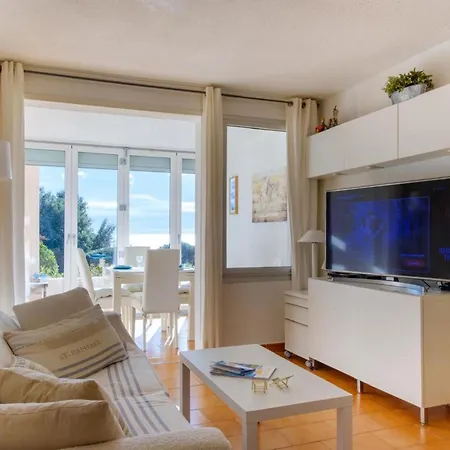 Апартаменты Bright With Sea View And Swimming Pool